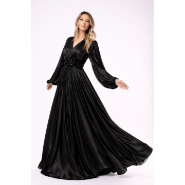Rochie Amelia neagra lunga accesorizata cu floare in talie