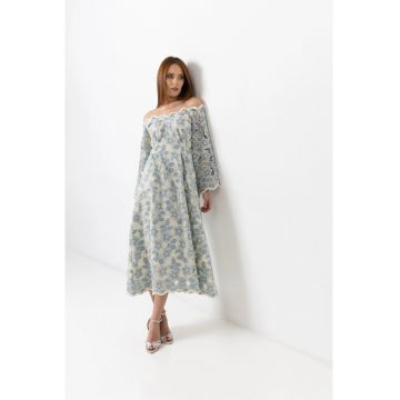 Rochie cu umeri decupati si broderie sparta