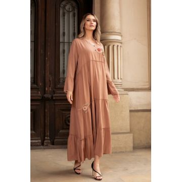 Rochie din vascoza marime mare camel accesorizata cu broderie