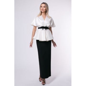 Rochie lunga eleganta accesorizata in talie cu pene