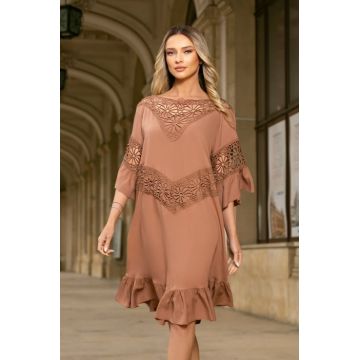 Rochie maro marime mare accesorizata cu dantela