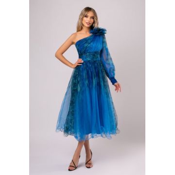 Rochie midi albastra din tulle accesorizata pe umar