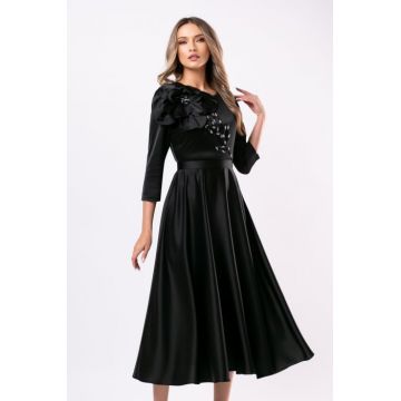 Rochie neagra eleganta accesorizata cu o floare 3D