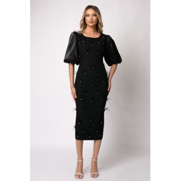Rochie neagra eleganta accsorizata cu pene