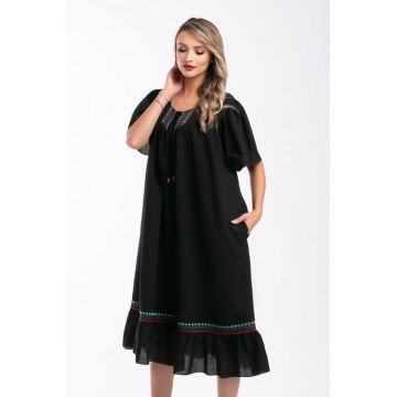 Rochie neagra marime mare accesorizata cu broderie