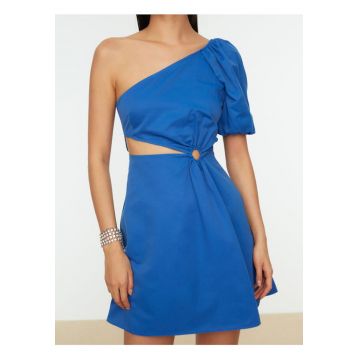 Rochie scurta cu decolteu pe umeri -