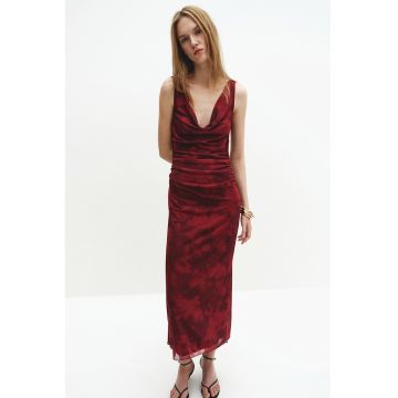 Rochie cambrata cu detaliu drapat pe spate - Rosu inchis