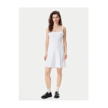 Rochie casual dama  alba - 2 caracteristici reprezentative