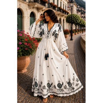 Rochie lunga alba cu broderie neagra si decolteu in V