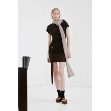 Rochie mini cambrata cu detaliu drapat si brosa - Maro