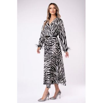 Rochie Nadine alb-negru din satin cu manseta accesorizata cu pene