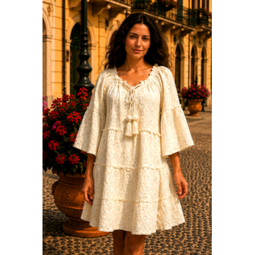 Rochie scurta bej deschis din dantela cu maneci evazate