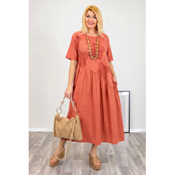 Rochie caramizie, oversize, cu taietura oblica si broderie, din in si jerseu