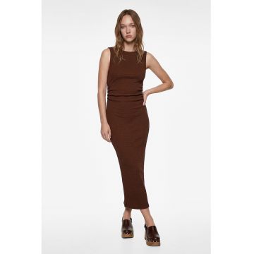 Rochie midi cambrata cu slit pe partea din spate - Maro pamantiu