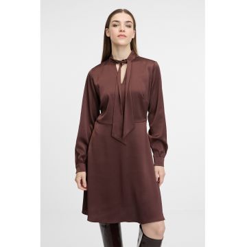 Rochie cu croiala in A si guler cu funda din panglici - Maro cognac