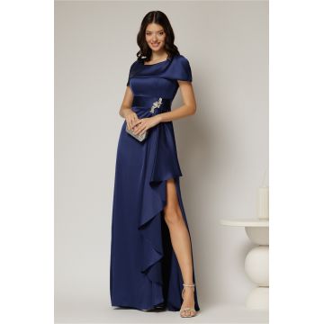 Rochie lunga beumarin din satin cu slit pe picior si aplicatie pe talie