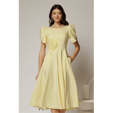 Rochie midi galbena de ocazie cu aplicatie in talie cu margele si maneci decupate