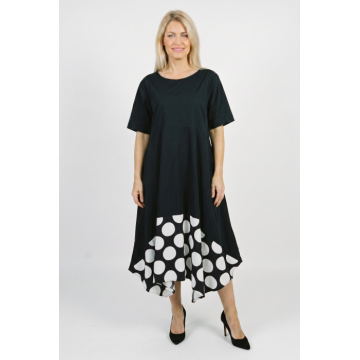 Rochie midi lejera oversize din vascoza, cu croi amplu si colturi, neagra cu buline albe