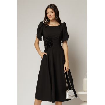 Rochie midi neagra de ocazie cu aplicatie in talie cu margele si maneci decupate