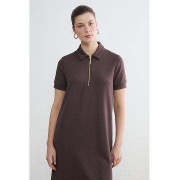 Rochie scurta cu guler polo si fenta cu fermoar - Maro inchis