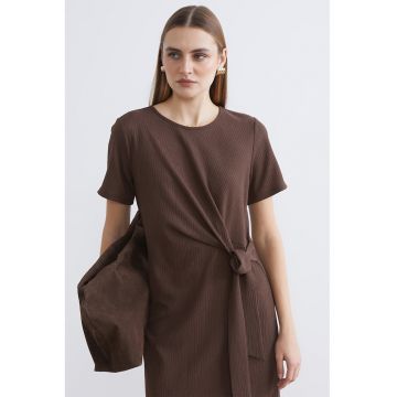 Rochie texturata cu prindere laterala - Maro