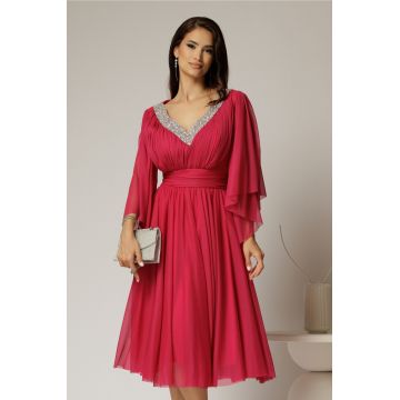 Rochie midi fucsia din tull cu decolteu in V si strassuri aplicate pe linia decolteului