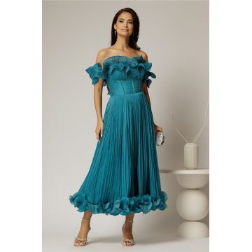 Rochie midi turcoaz in clos din voal satinat cu volanase la bust si la baza