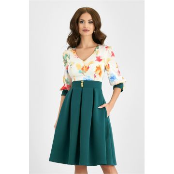 Rochie MBG verde cu nasturi decorativi in talie si imprimeu floral la bust