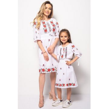 Set rochii mama fetite tip ie din bumbac alb cu model traditional