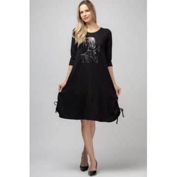 Rochie A line midi, neagra cu imprimeu silueta unei fete, cu sireturi laterale