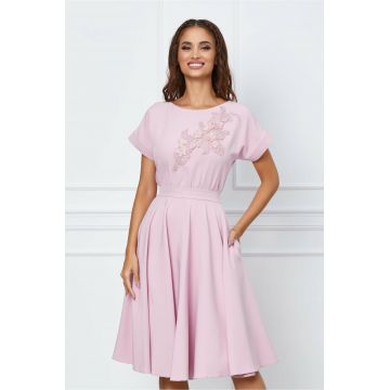 Rochie MBG roz cu broderie florala pe bust Rochie MBG roz cu broderie florala pe bust