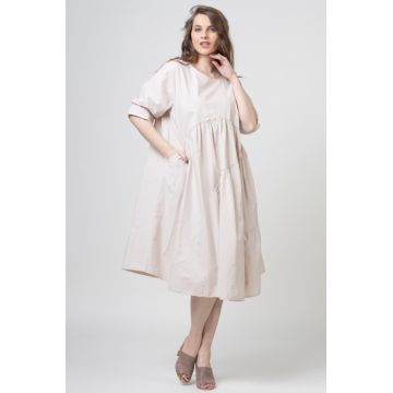 Rochie bej oversize, cu trei volane asimetrice, din poplin satinat