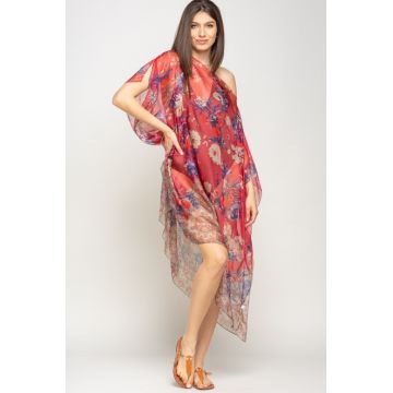 Rochie de plaja tip poncho cu flori pe fond rosu inchis, matase si vascoza