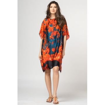 Rochie de plaja tip poncho din matase cu motive florale pe fond bleumarin