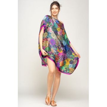 Rochie de plaja tip poncho din matase imprimat cu mandale multicolore cu fucsia si bleumarin pe margine