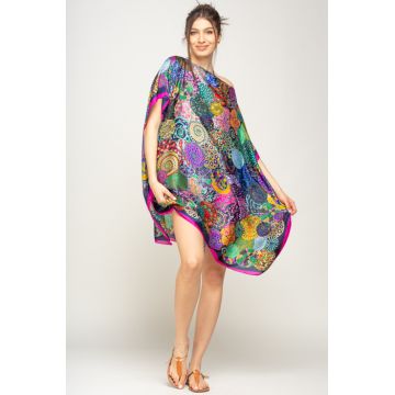 Rochie de plaja tip poncho din matase imprimat cu mandale multicolore cu fucsia si bleumarin pe margine