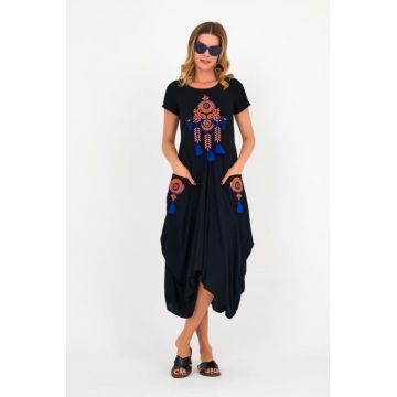 Rochie neagra in colturi cu broderie portocalie Dreamcatcher si ciucuri, din vascoza