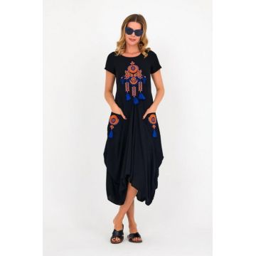 Rochie neagra in colturi cu broderie portocalie    Dreamcatcher   si ciucuri, din vascoza