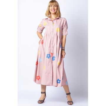 Rochie camasa roz prafuit cu flori multicolore, din tesatura fina de bumbac