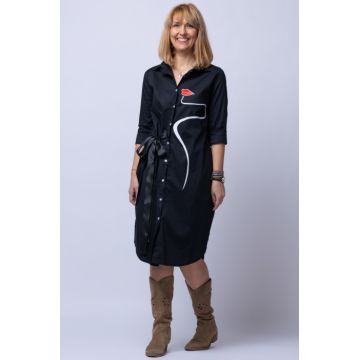 Rochie neagra lunga tip camasa cu imprimeu feminin stilizat Rochie neagra lunga tip camasa cu imprimeu feminin stilizat