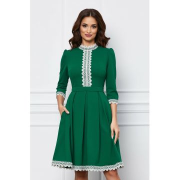 Rochie MBG verde cu dantela alba la baza si bust