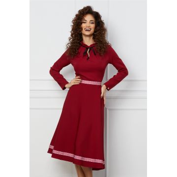 Rochie Dy Fashion bordo cu motive traditionale in talie si la baza