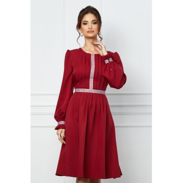 Rochie Dy Fashion bordo cu pliuri si motive traditionale la bust