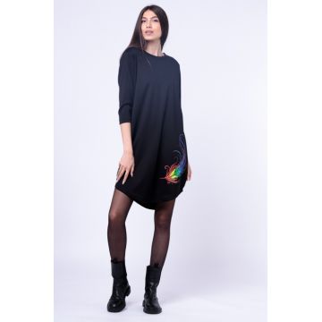 Rochie din tricot, neagra, midi, cu imprimeu pana multicolora