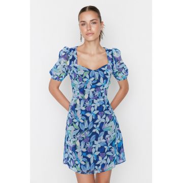 Rochie cu model floral si decupaj pe partea din spate