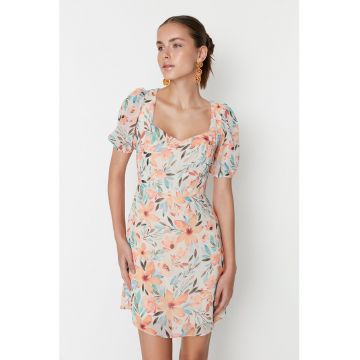 Rochie cu model floral si decupaj pe partea din spate