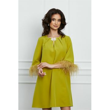 Rochie Dy Fashion lime cu accesoriu la decolteu si pene la maneci