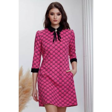 Rochie de zi Fofy in A zmeura cu imprimeu grafic si guler negru