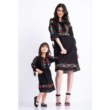 Set rochii pentru mama si fetite tip ie traditionala din bumbac negru cu broderie florala multicolora