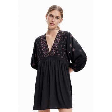 Rochie cu decolteu in V si motive brodate